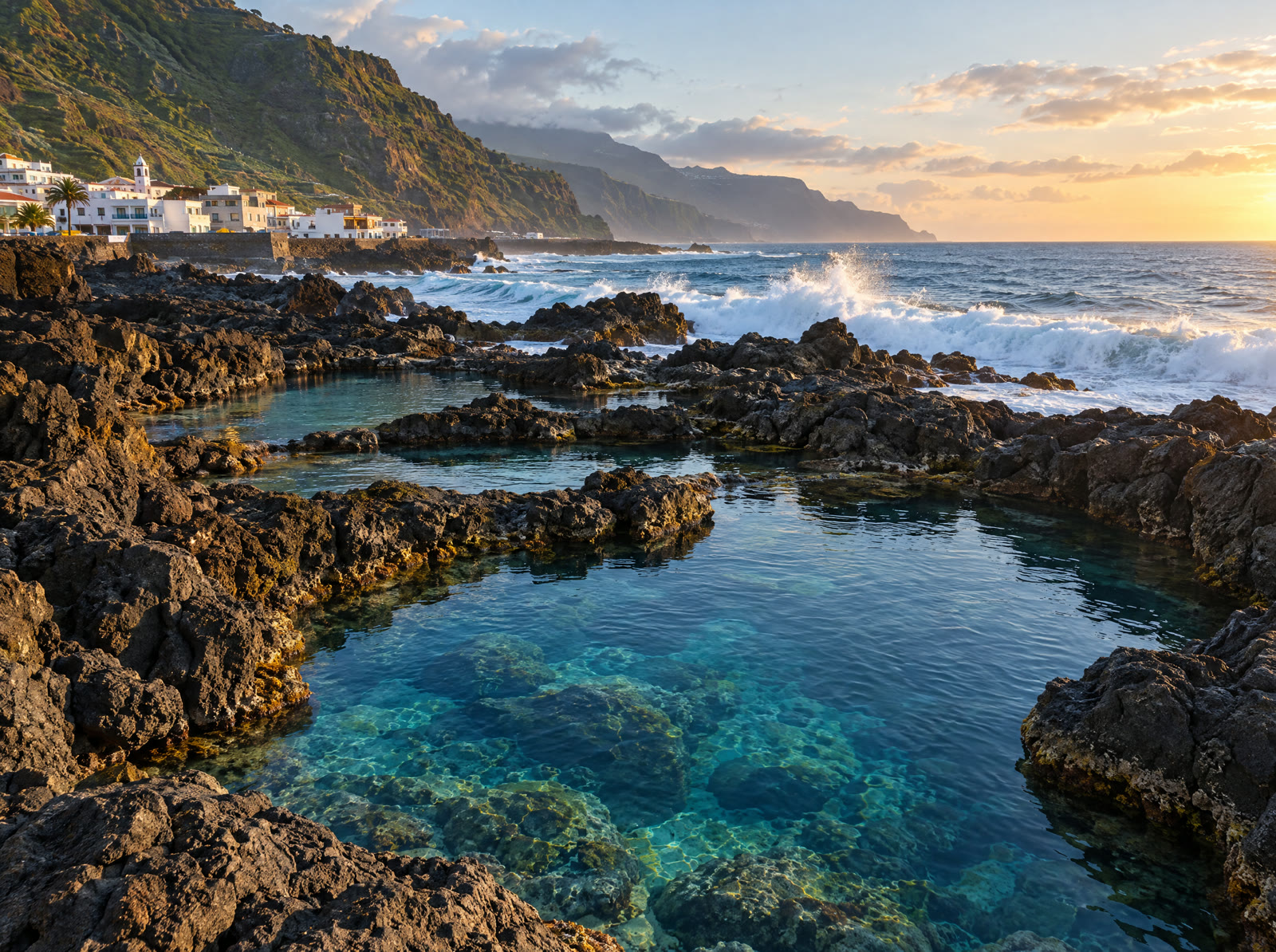 Piscinas naturales de roca volcánica negra junto al mar en Garachico